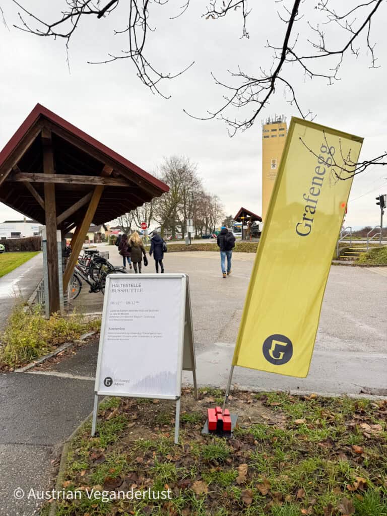 Bus shuttle stop with Grafenegg Advent signage, offering transport to the Grafenegg Castle Christmas Market in the Wachau Valley.