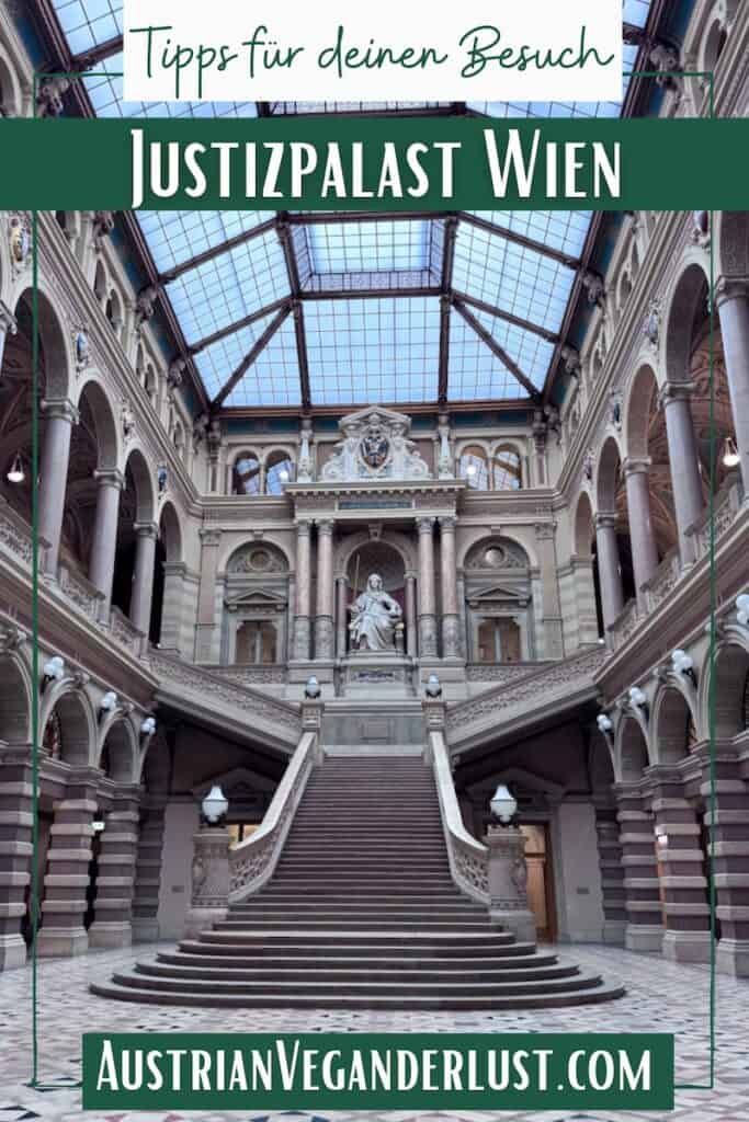 Die monumentale Eingangshalle des Justizpalasts in Wien mit einer breiten Freitreppe, einer sitzenden Justitia-Statue und einer beeindruckenden Glasdecke. Arkaden, Säulen und reich verzierte Fassadendetails verleihen dem historischen Gebäude eine prachtvolle Atmosphäre. Der Text lautet „Tipps für deinen Besuch Justizpalast Wien“ und „AustrianVeganderlust.com“.